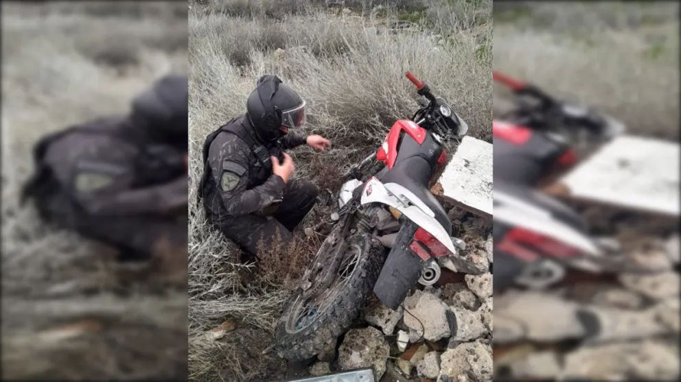 La moto fue encontrado entre los yuyos. Foto: Policía de Río Negro