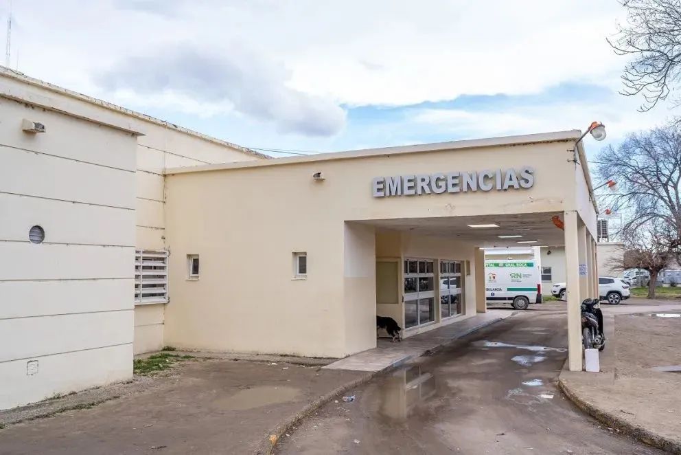 La joven fue derivada a la guardia del hospital de Roca. Foto Tania Domenicucci