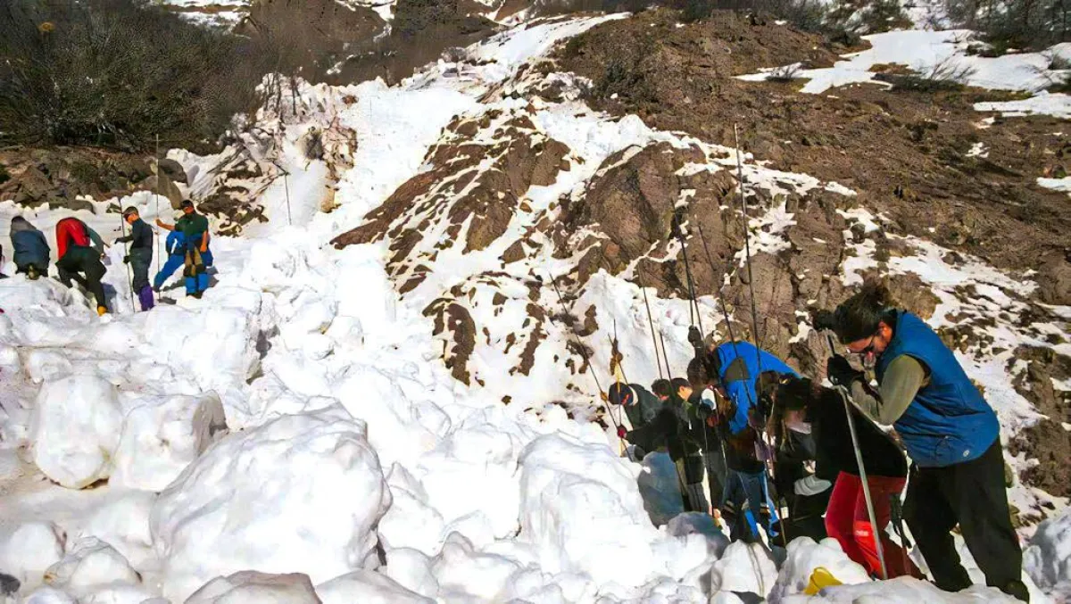 El operativo de rescate luego de la avalancha que el 1&deg; de septiembre de 2002 dej&oacute; nueve estudiantes muertos en el Cerro Ventana. Foto: archivo.