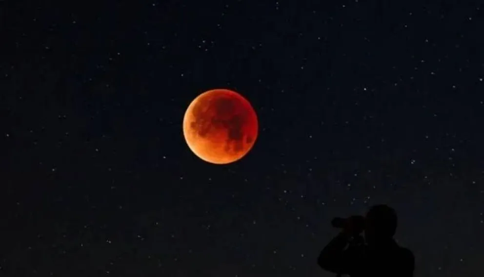 La luna podría tomar un color rojizo durante el eclipse