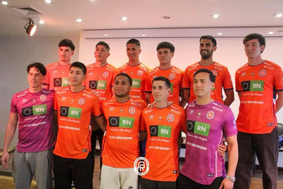 El plantel que fue presentado el pasado miércoles por parte de la dirigencia del Naranja. Foto: Deportivo Roca