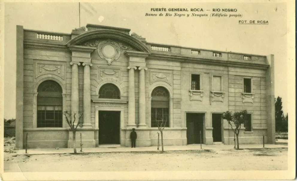 El edificio del Banco de Río Negro y Neuquén se igual que cuando fue inaugurado. Foto gentileza Pichi Cafetero 