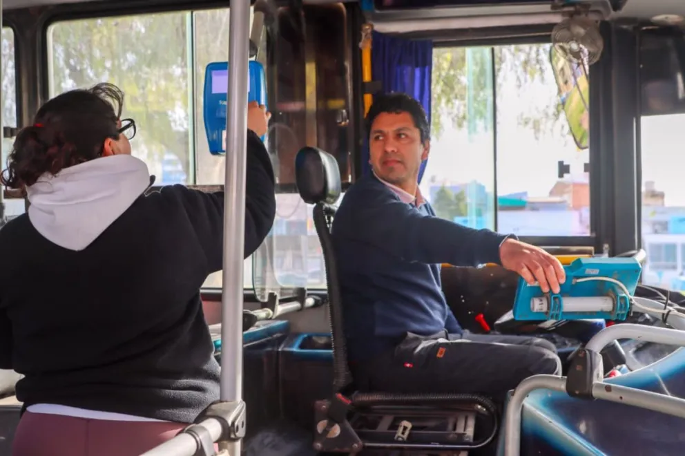 Juan lleva más de 20 años realizando recorridos en el servicio de colectivo interurbano. Foto Tania Domenicucci-ANR