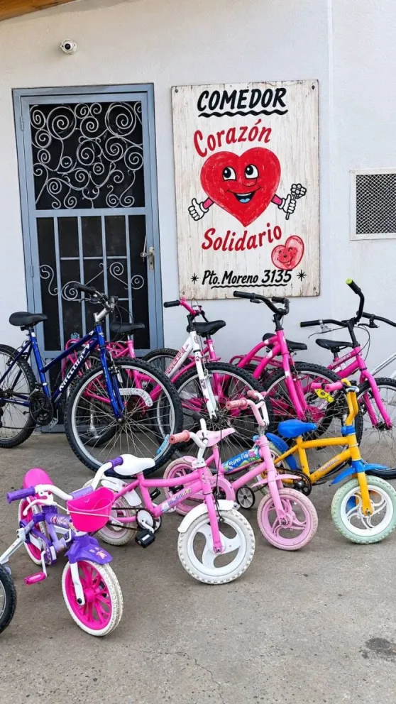 Hugo y Diego Paulete son dos vecinos de Huergo que han realizado alrededor de 200 entregas en Roca de bicicletas restauradas. Foto cortesía Corazón Solidario