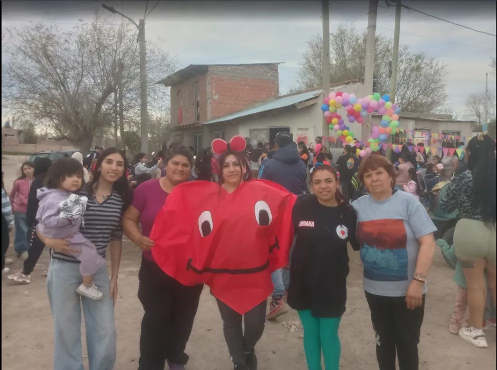 Cerca de 400 juguetes lograron entregaron desde la organización Corazón Merendero Solidario. Foto ANR