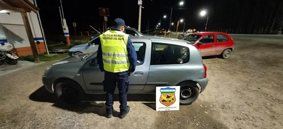El automóvil fue interceptado en Allen cuando circulaba desde General Roca hacia Neuquén por la Ruta Nacional 22. Foto cortesía Policía de Rio Negro