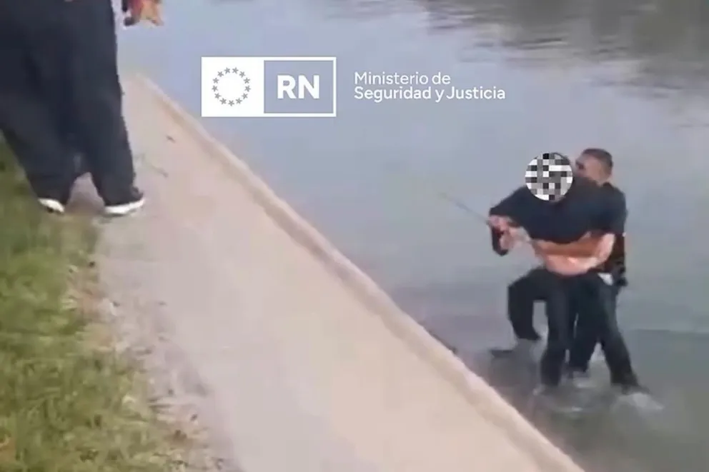 El policía ingresó al Canal Grande y logró sacar al hombre con ayuda de vecinos. Foto: Ministerio de Seguridad y Justicia de Río Negro