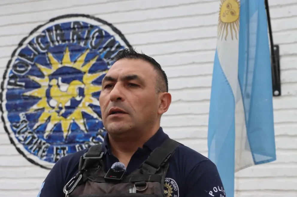 Claudio Pérez, suboficial de la Comisaría 21°, se arrojó al Canal Grande para rescatar al hombre y ponerlo a salvo. Foto Tania Domenicucci-ANR