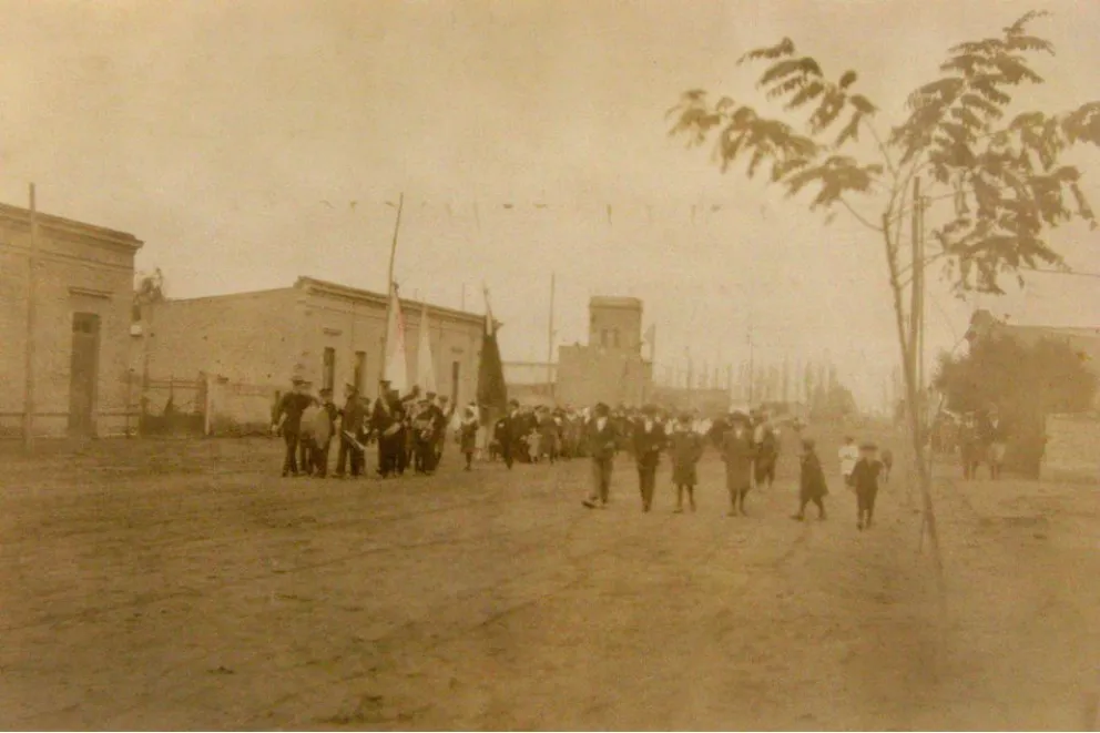 Este año volverá el tradicional desfile de instituciones a la ciudad, que se comenzó a celebrar en la ciudad desde finales del Siglo 19. Foto cortesía Municipalidad de General Roca