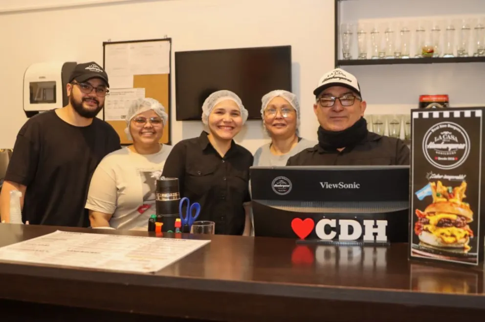 La familia Finol lleva adelante La Casa de la Hamburguesa en General Roca desde agosto de 2020, con un emprendimiento que reúne a padres, hijos, sobrinas y otros integrantes de la familia. Foto Tania Domenicucci-ANR