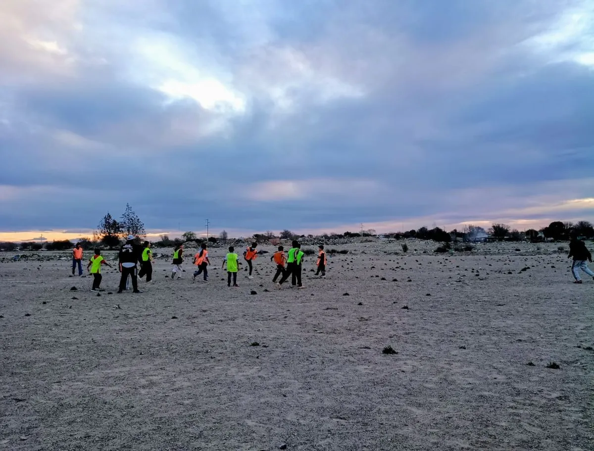 La cancha en la que juegan ni&ntilde;os y ni&ntilde;as del barrio. Foto: ANRoca