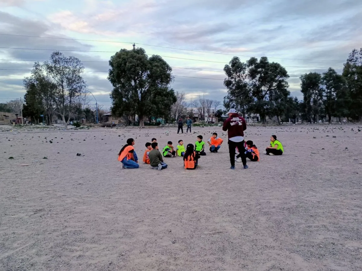 Leo junto a los ni&ntilde;os y ni&ntilde;as al finalizar el entrenamiento. Foto: ANRoca