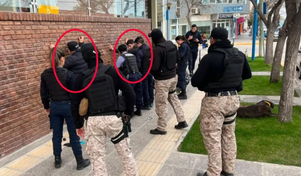 Los dos hombres fueron detenidos durante el procedimiento en pleno centro de Roca. Foto: Policía de Río Negro