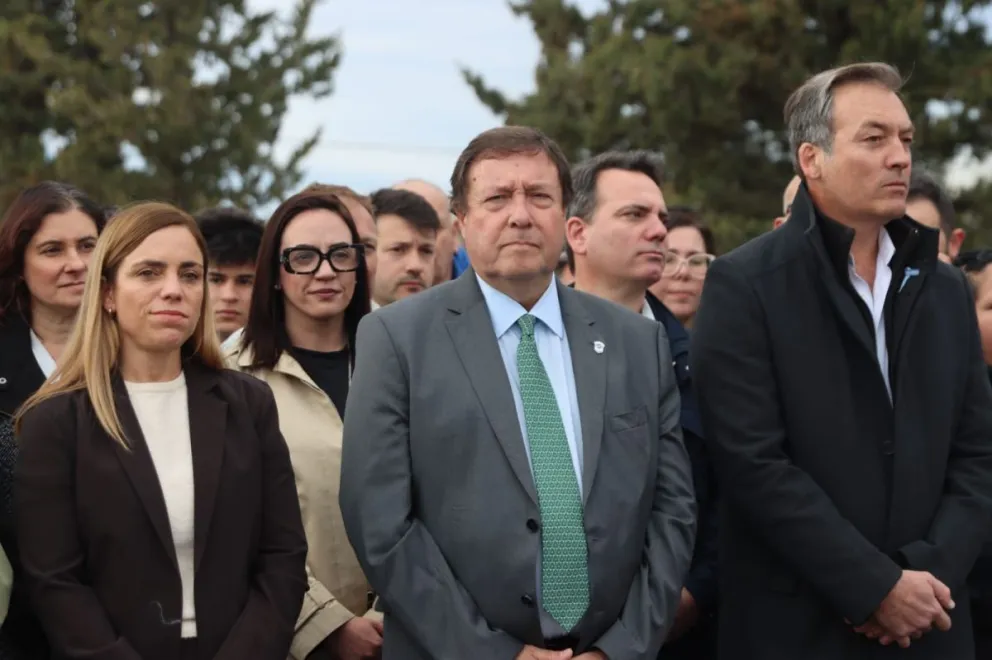 El gobernador Alberto Weretilneck y la intendenta María Emilia Soria durante el acto central por los 147 años de Roca, en Plaza Villegas. Foto: Tania Domenicucci
