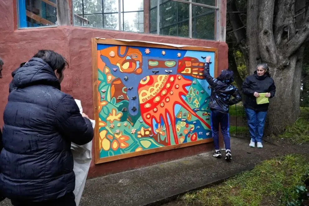 Momento especial para los presentes: se descubre el mural en el Patio de la Memoria. Fotos: Facundo Pardo.