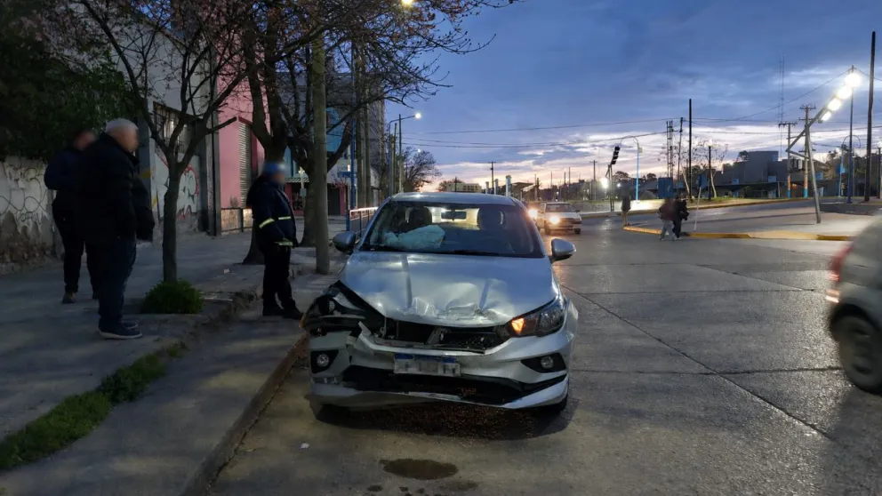 Producto del choque con otro vehículo ocurrido esta mañana, el Fiat Cronos sufrió importantes daños en la parte delantera. Foto: ANR