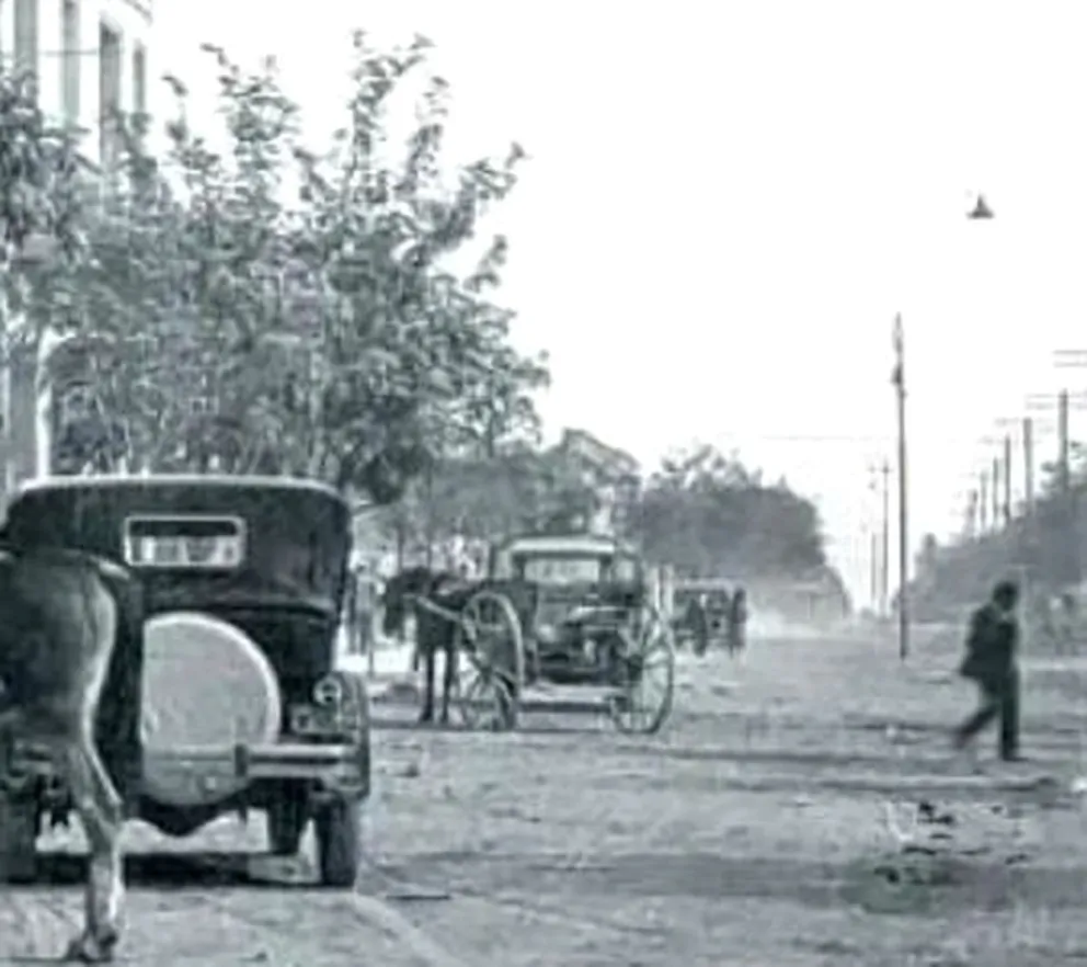 La calle Tucumán, cuando los carros tirados por caballos todavía formaban parte del paisaje cotidiano de Roca. Foto: archivo
