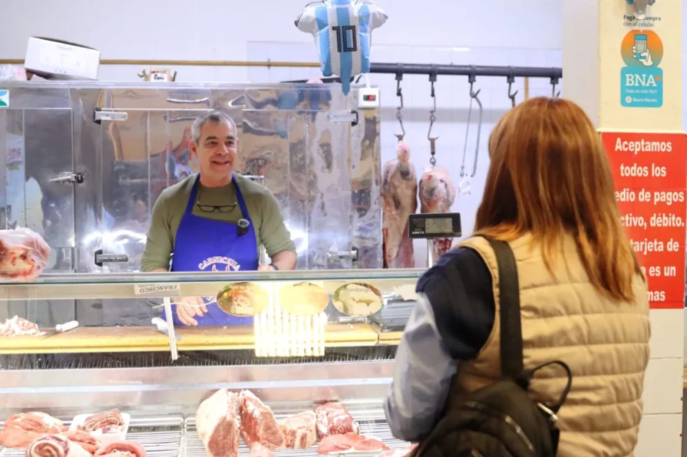 Comerciantes de Roca aseguraron que los precios más bajos se concentran principalmente en carnes envasadas provenientes de otras provincias. Foto Tania Domenicucci-ANR