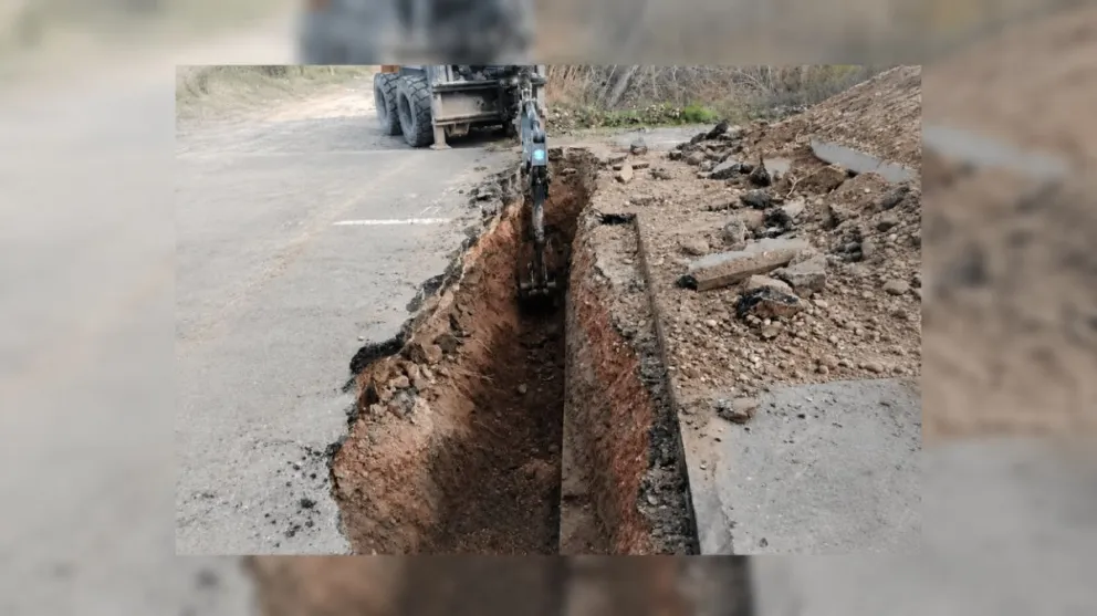 Trabajos de reparación sobre la Ruta Provincial 65, entre Allen y Guerrico, luego de los daños provocados por una rotura en el sistema del canal de riego. Foto: Gobierno de Río Negro.
