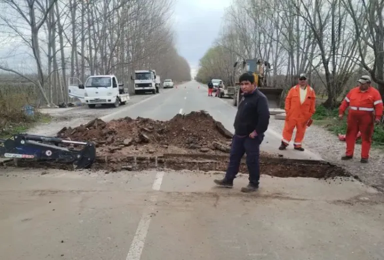 El sector afectado oblig&oacute; a cortar transversalmente la Ruta Chica para avanzar con la reparaci&oacute;n de la estructura vial. Foto: Gobierno de R&iacute;o Negro.
