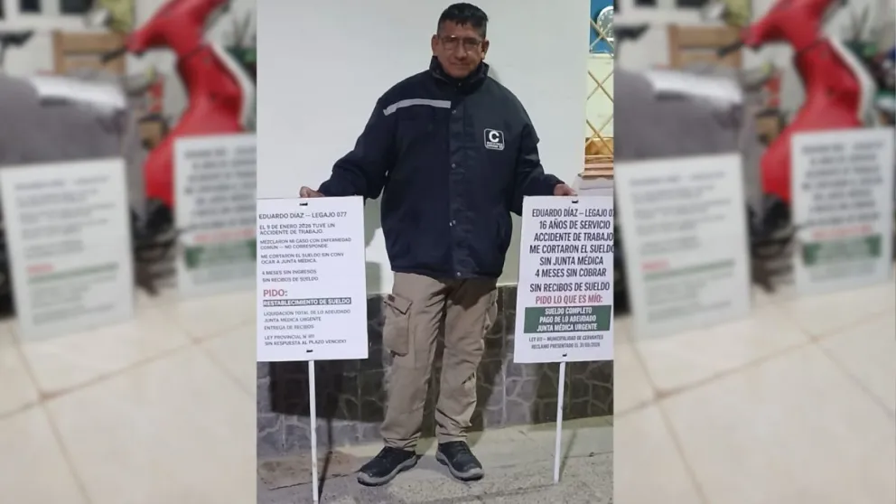 Eduardo Díaz se encadenó frente a la Municipalidad de Cervantes para reclamar por el pago de sus haberes y una Junta Médic luego del accidente que sufrió mientras trabajaba. Foto: cortesía