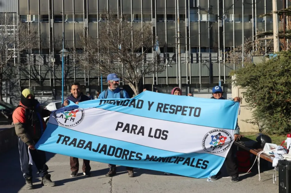 Trabajadores municipales y referentes de ATM se manifestaron frente al Municipio de Roca por los despidos. Foto: Tania Domenicucci-ANR.