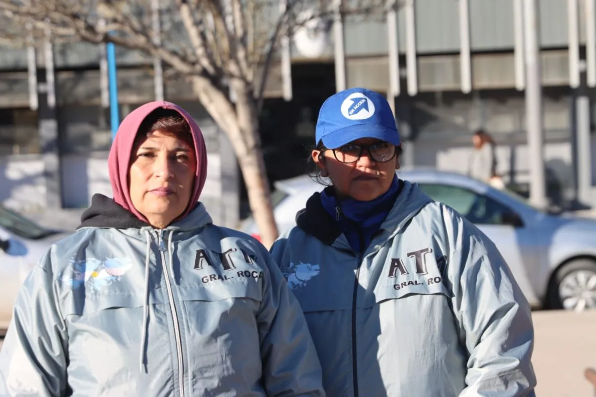 Susana Elosegui, secretaria general de ATM, durante la protesta realizada frente al Municipio de Roca. Foto: Tania Domenicucci-ANR.
