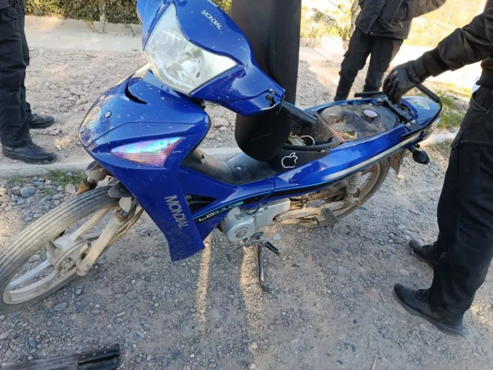 La moto presentaba un pedido de secuestro tras ser denunciada como robada. Foto: Policía de Río Negro