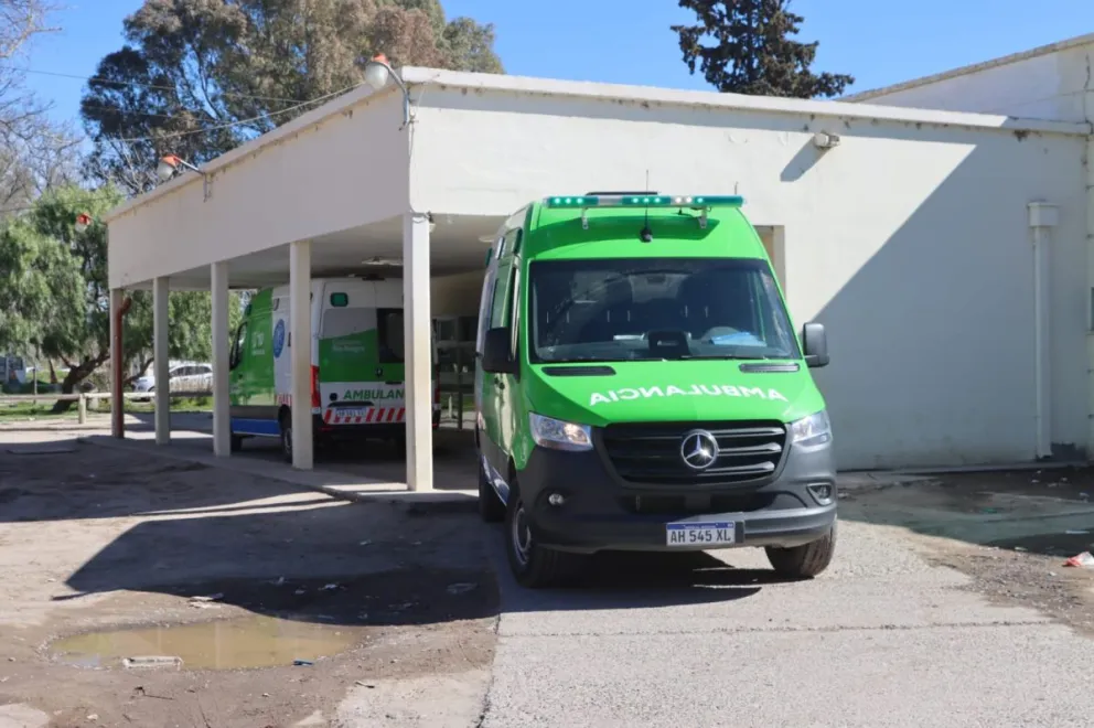 La ambulancia arribó al hospital de Roca en horas del mediodía. Foto: Tania Domenicucci