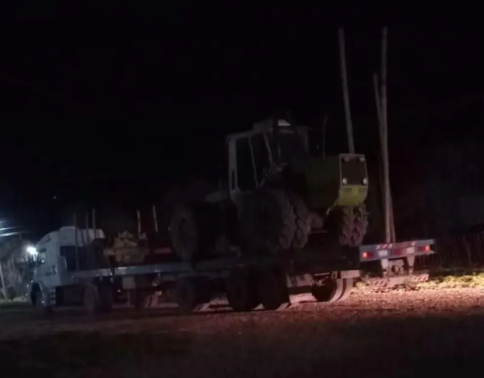 El camión fue retenido tras provocar daños en cables, conexiones domiciliarias y pilares de luz. (Foto: gentileza)
