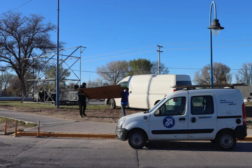 En calle Gelonch entre Maipú y San Juan, hay presencia de vehículos municipales y carros gastronómicos. Foto: Tania Domenicucci