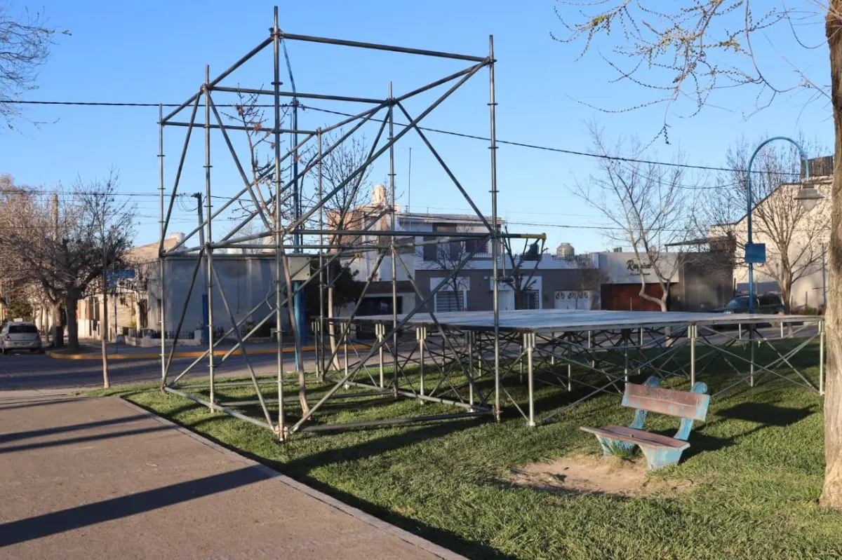 El escenario donde realizar&aacute;n actividades para las infancias, en calle Gadano y Misiones. Foto: Tania Domenicucci