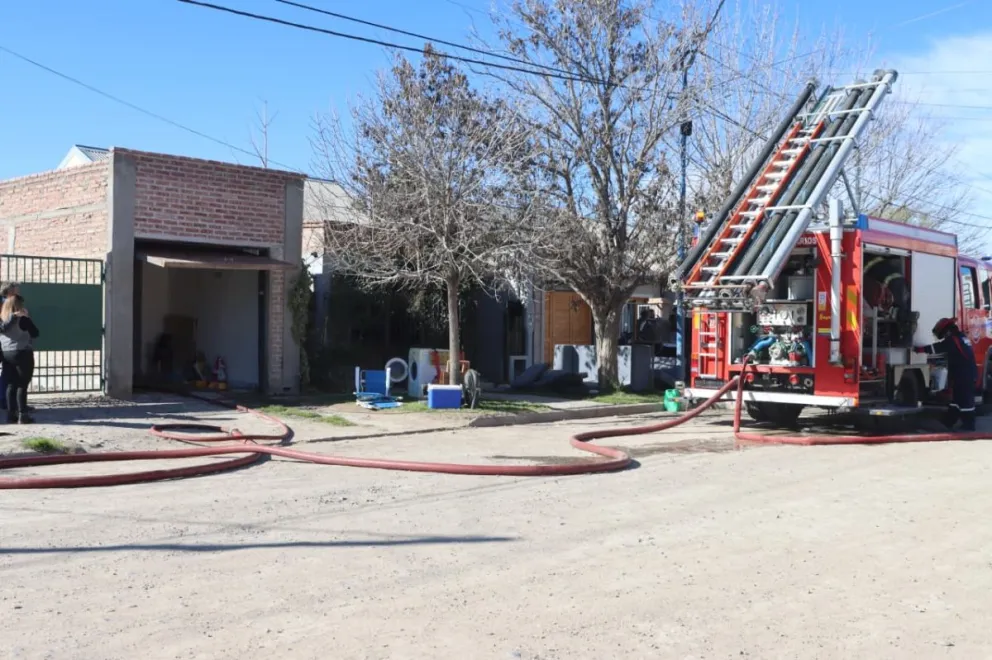 Bomberos trabajan en la vivienda ubicada en barrio Bagliani, donde el incendio comenzó cerca de las 10. Foto: Tania Domenicucci