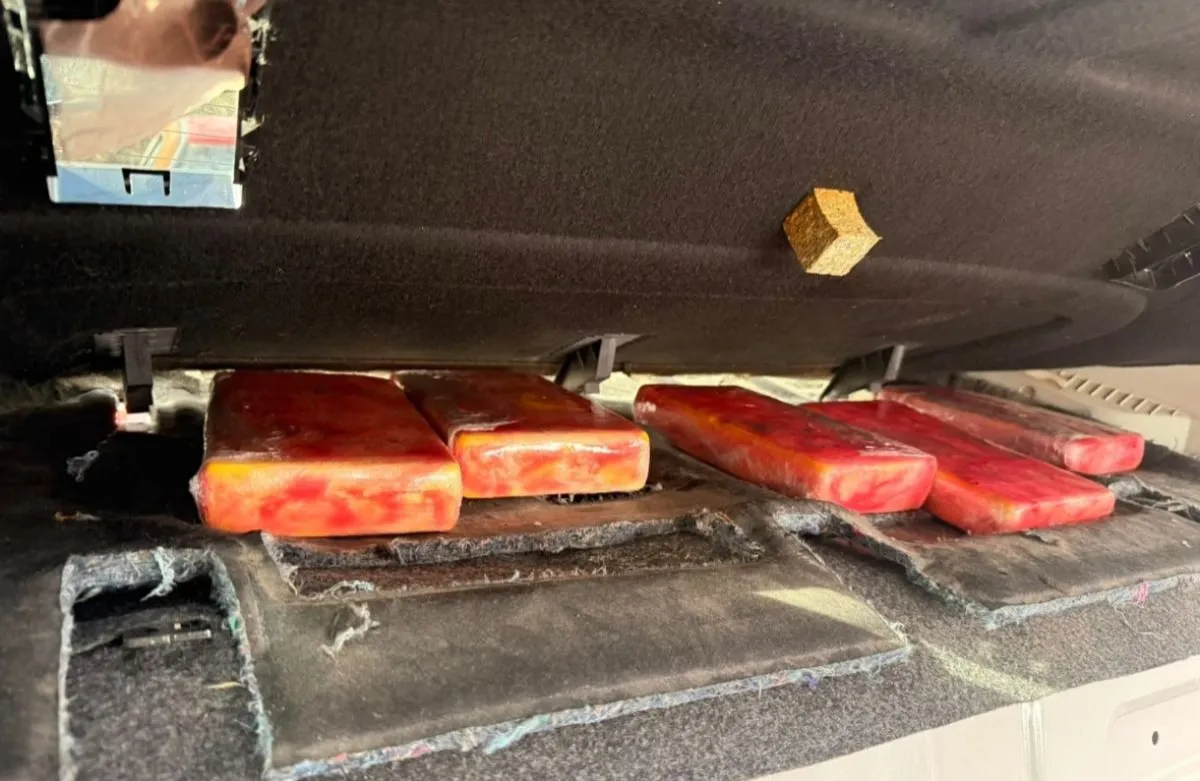 Los 5 paquetes de coca&iacute;na estaban ocultos en un compartimiento de la luneta del auto que permanec&iacute;a secuestrado. Foto: Polic&iacute;a R&iacute;o Negro