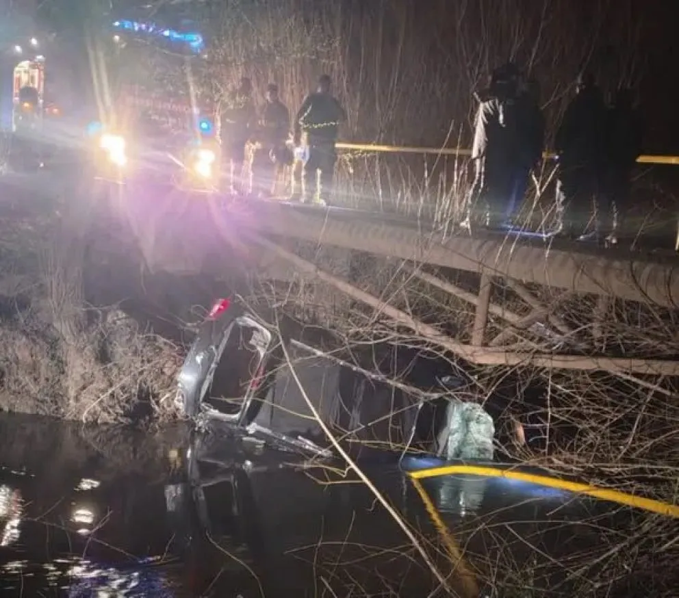 El auto cayó al canal durante la madrugada; buscan desesperadamente al pequeño de cuatro años que viajaba con sus padres. Foto: gentileza AN Allen.
