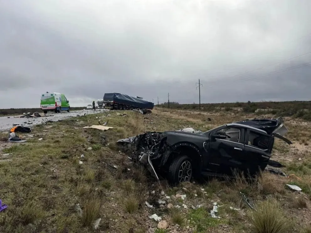 La camioneta involucrada en el accidente quedó totalmente destrozada y dos personas murieron, en la ruta 251. Hay una persona más gravemente herida. Fotos: Conesa Informa Hoy.