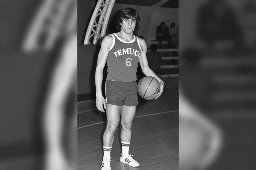 Carlos “Loco” Iglesias con la camiseta de Temuco, durante sus años como jugador en el básquet chileno. Foto: archivo