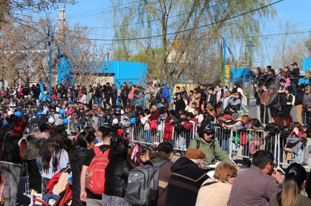 El desfile volvió a las calles de Roca y las familias dijeron presente para acompañar a las instituciones de la ciudad. Foto ANR