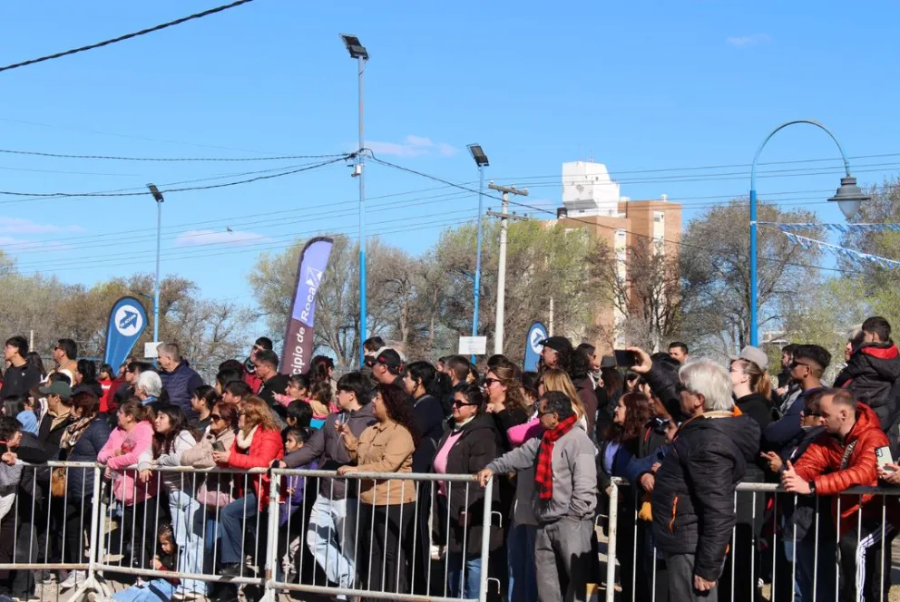 Cientos de vecinos e instituciones paraticiparon del desfile. (Foto: ANR)