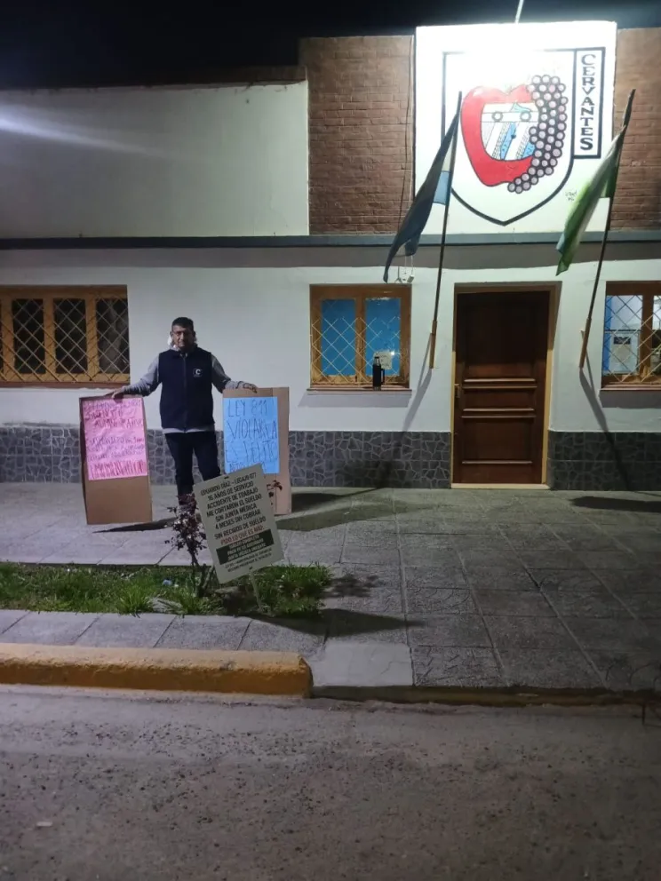 Diaz afirmó en dialogo con ANR que de no tener respuestas, buscará la forma de "tener la atención" del Municipio de Cervantes sin dañar el espacio público. Foto cortesía+