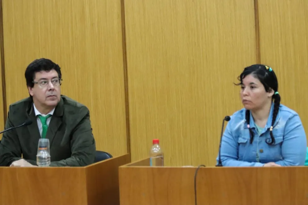 Tamara Hernández junto a su defensor oficial, Luis Carrera, durante el juicio abreviado realizado este lunes en Roca. Foto: Tania Domenicucci- ANR