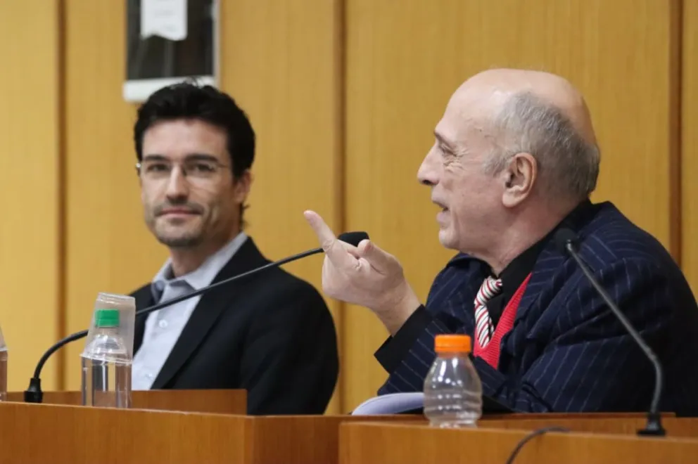 Fattorello junto a su defensor, Miguel Salomón, quien pidió revisar parte de las medidas cautelares impuestas al docente del IUPA. Foto: Tania Domenicucci / ANR.