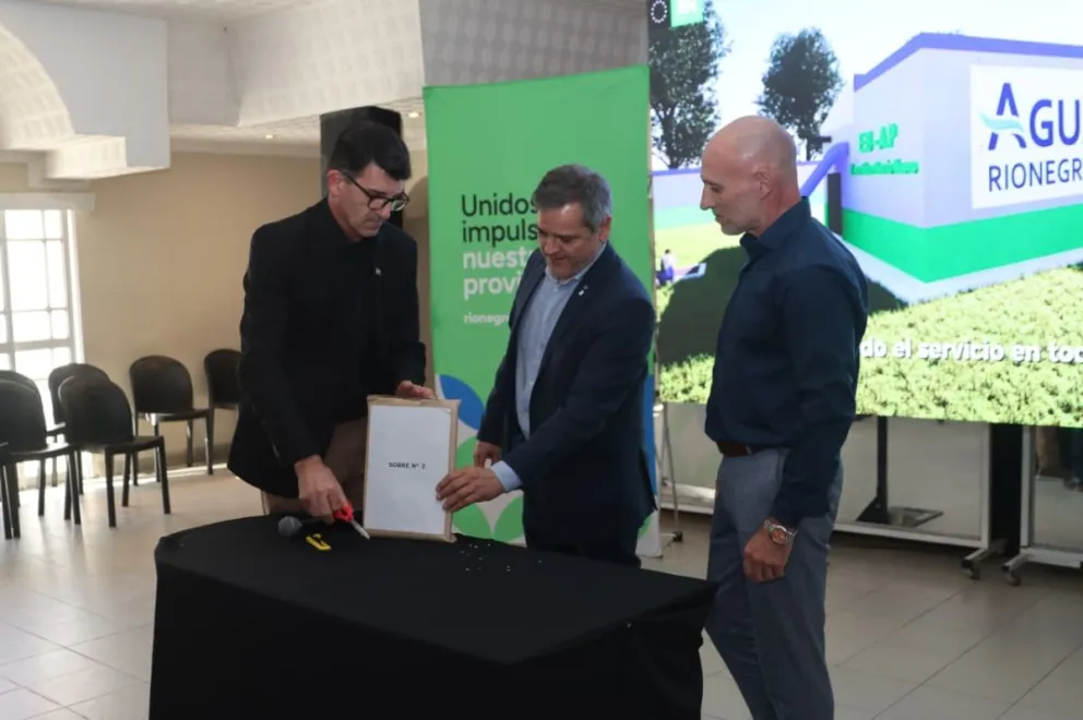 La apertura de ofertas se realizó en la Asociación Libanesa de Roca, donde tres empresas quedaron en carrera para ejecutar la obra de ampliación del sistema de agua potable de la ciudad. Foto Tania Domenicucci-ANR