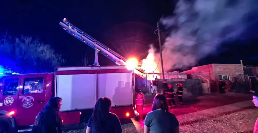 La vivienda fue consumida por el fuego y las pérdidas materiales fueron totales.  