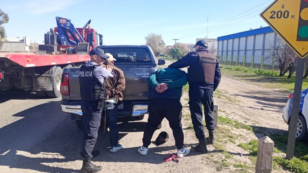 Los sospechosos fueron detenidos en Cipolletti junto a la camioneta utilizada para escapar tras el robo. Foto: gentileza.