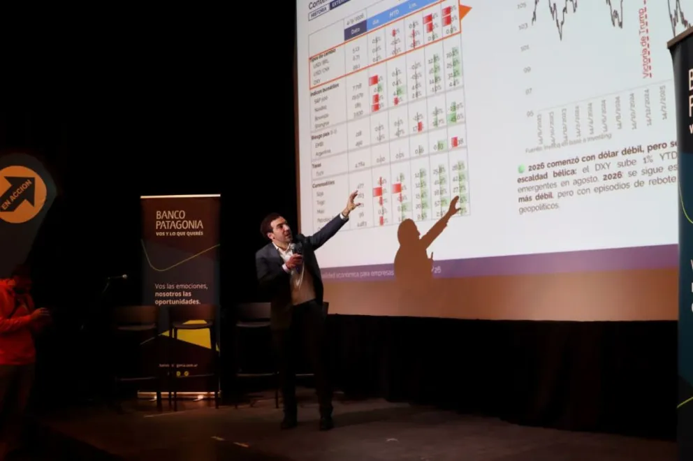 El economista Santiago Bulat ofreció un análisis detallado sobre el panorama económico y las tendencias del mercado. Foto Tania Domenicucci