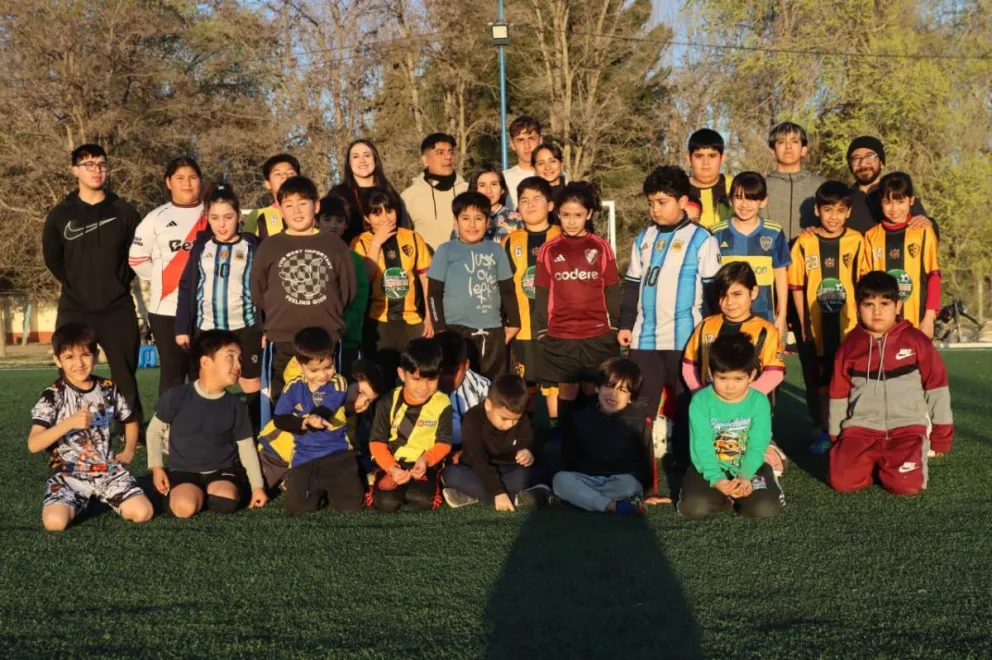 El club de fútbol infantil tiene actualmente 95 chicos entrenando y 12 profesores en distintas categorías. Foto Tania Domenicucci-ANR
