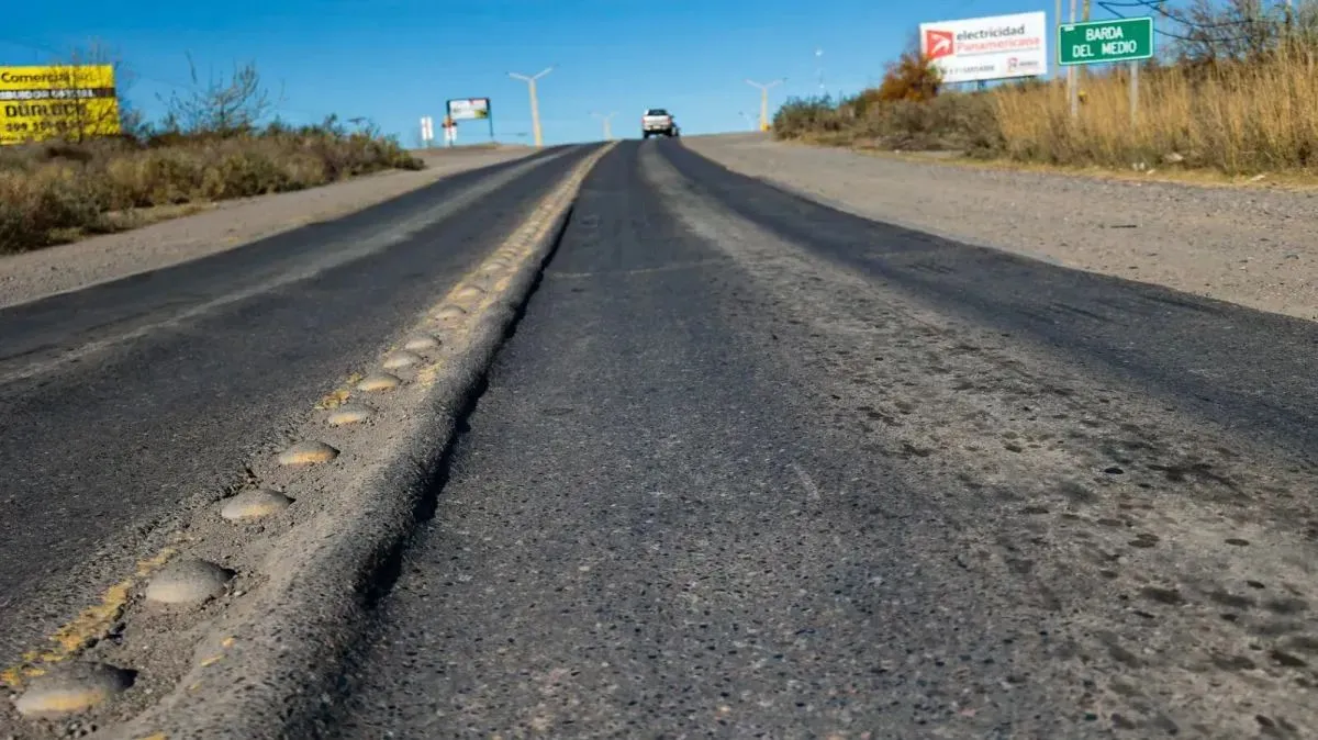 Pozos y da&ntilde;os en la calzada muestran el deterioro de distintos sectores de la Ruta 151. Foto: Candela Rossi Bustaf&aacute;n