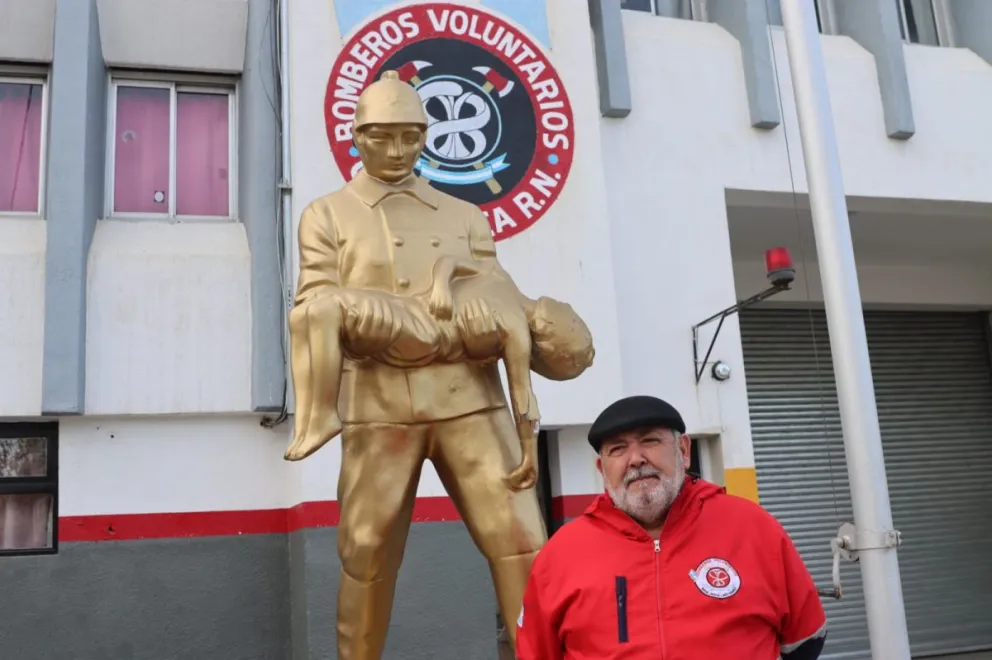 Manolo Carrillo, presidente de Bomberos Voluntarios de Roca, explicó a ANR los motivos del sirenazo nacional y los fondos que reclama el sistema. Foto Tania Domenicucci-ANR