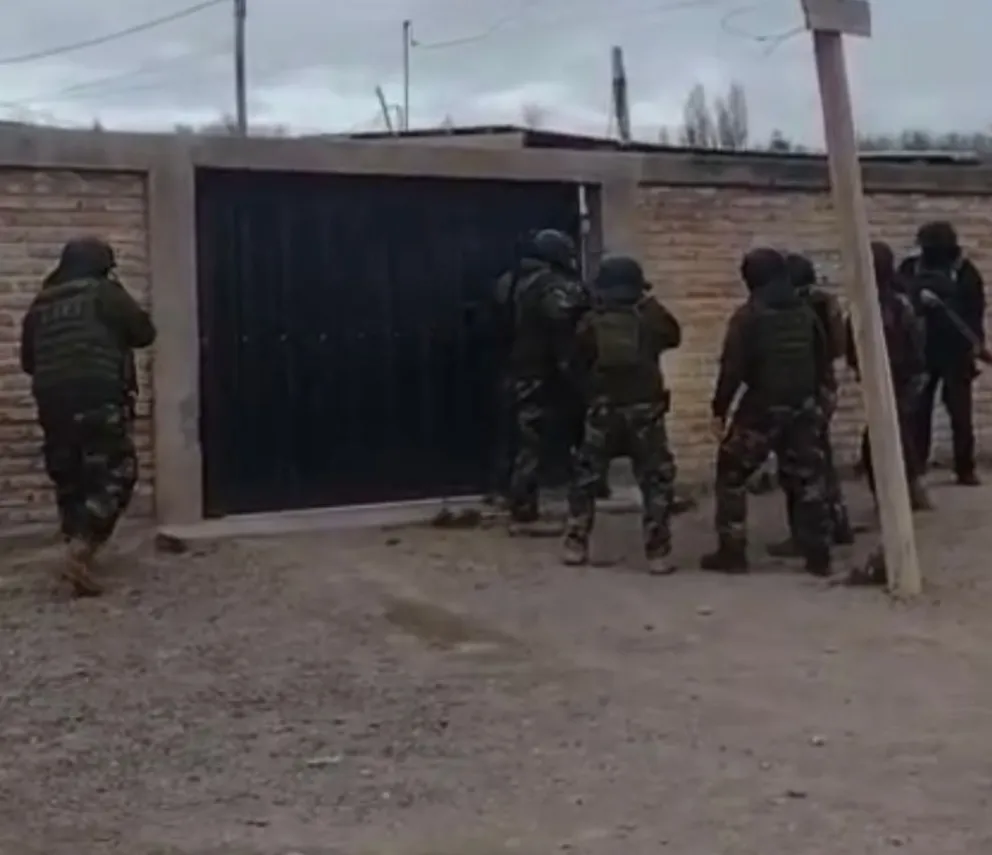 Los allanamientos se realizaron en dos viviendas del barrio Quinta 25. Foto: Policía de Río Negro